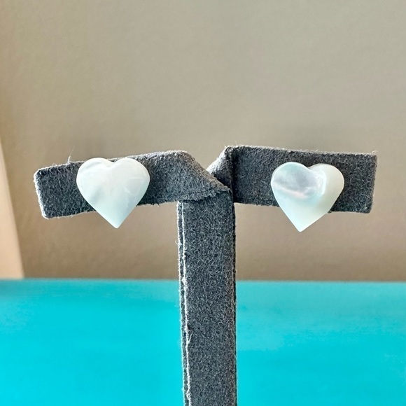 White Pearlescent Heart Shell Post Stud Earrings - Picture 1 of 3